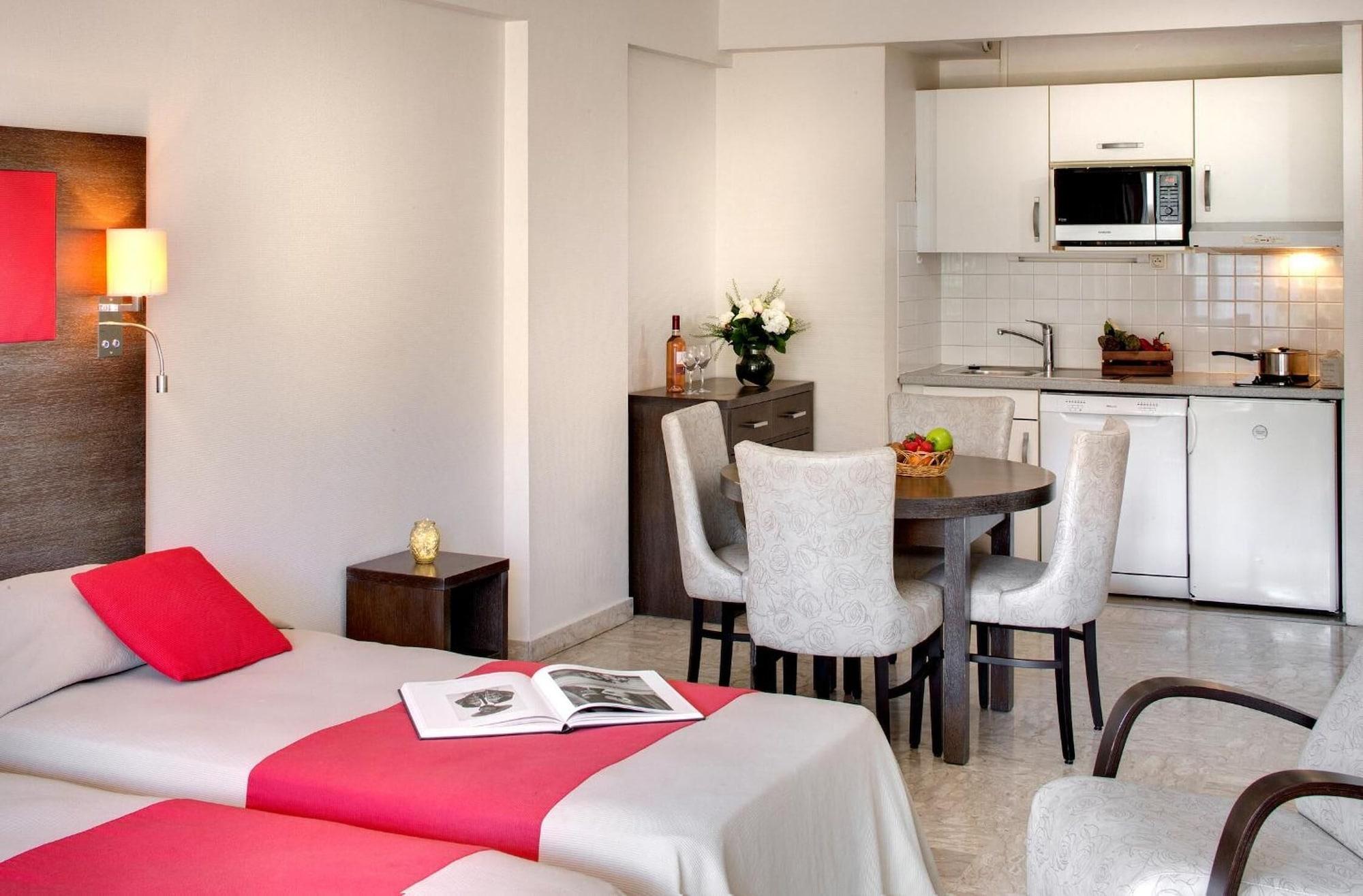 ז'ואן-לה-פינס The Originals Boutique, Hotel Les Strelitzias מראה חיצוני תמונה