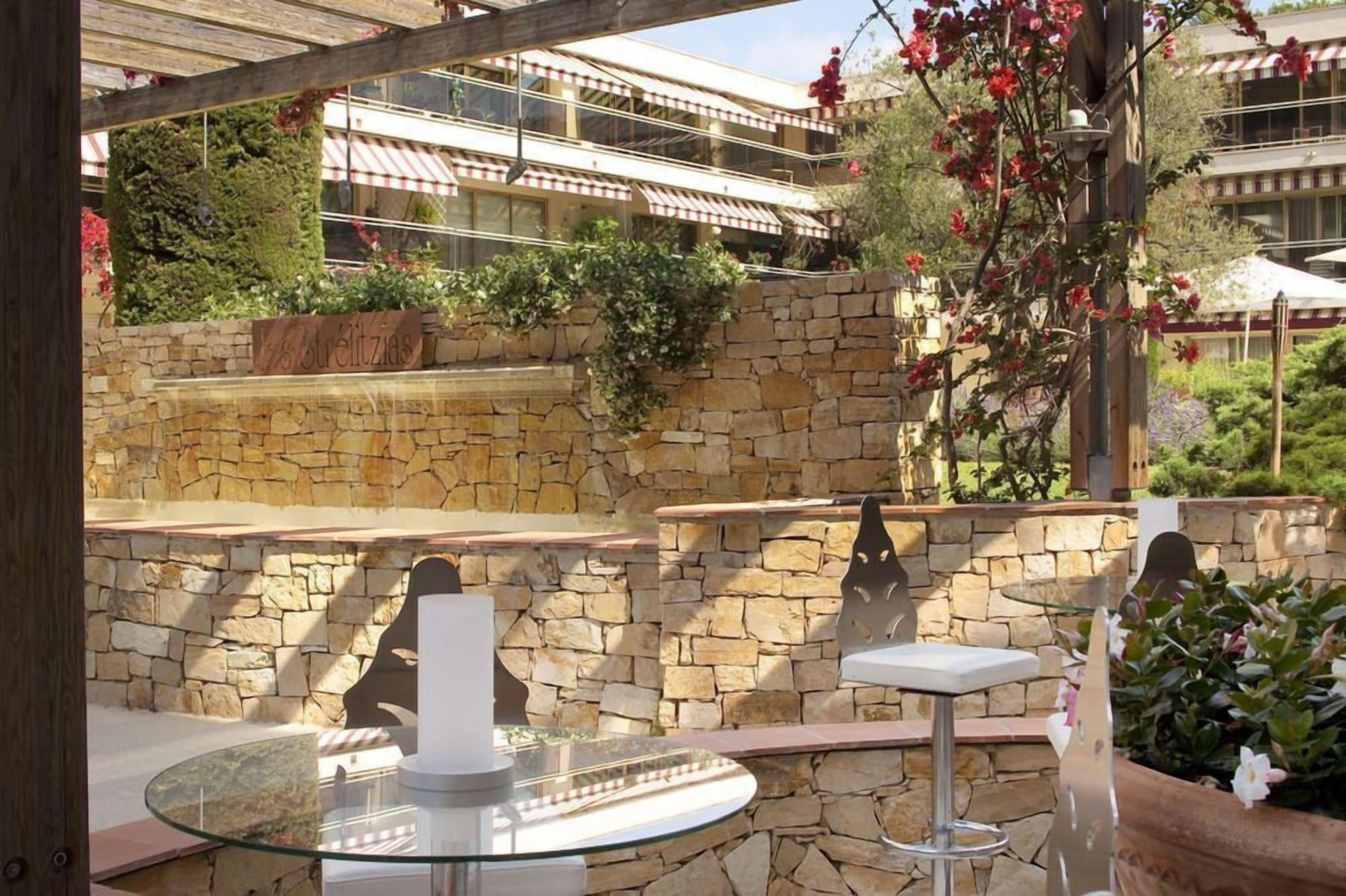 ז'ואן-לה-פינס The Originals Boutique, Hotel Les Strelitzias מראה חיצוני תמונה