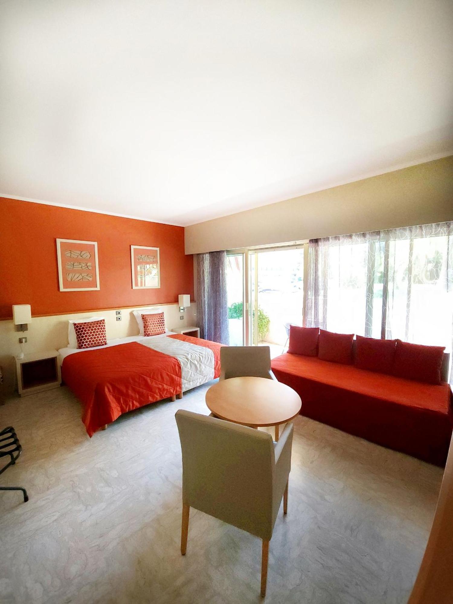 ז'ואן-לה-פינס The Originals Boutique, Hotel Les Strelitzias מראה חיצוני תמונה